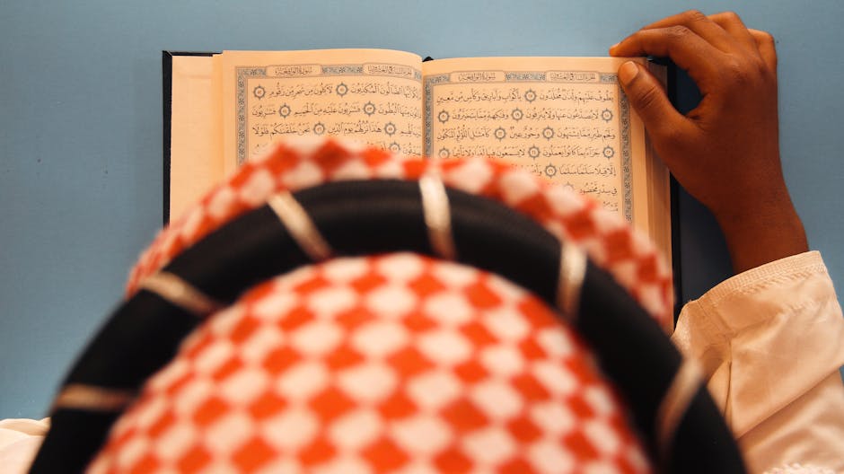 Foto sebuah kitab fiqh klasik yang terbuka di atas meja kayu dengan latar belakang pencahayaan hangat di dalam sebuah perpustakaan Islam tradisional yang tenang.