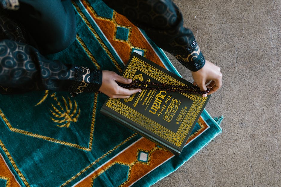 Foto naskah kitab kuning klasik yang terbuka di atas meja kayu dengan pencahayaan hangat, dikelilingi oleh tumpukan literatur fiqih dan tafsir di sebuah perpustakaan Islam kuno yang tenang.