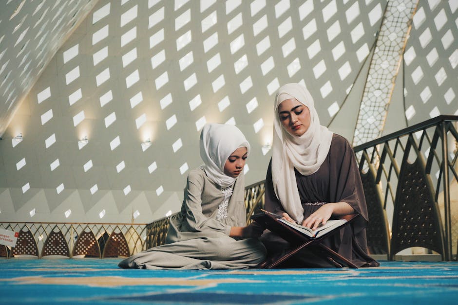Foto naskah kitab kuning klasik yang terbuka di atas meja kayu dengan pencahayaan hangat, dikelilingi oleh tumpukan literatur fiqih empat madzhab di sebuah perpustakaan Islam tradisional yang tenang.