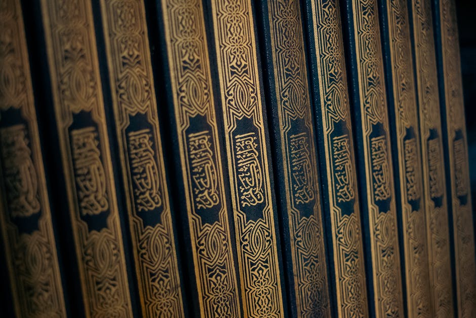 Foto sebuah mushaf Al-Quran klasik yang terbuka pada halaman Surah Al-Ikhlas, terletak di atas meja kayu di dalam sebuah perpustakaan Islam tradisional yang dipenuhi kitab-kitab tebal, dengan cahaya lembut yang masuk dari jendela masjid.