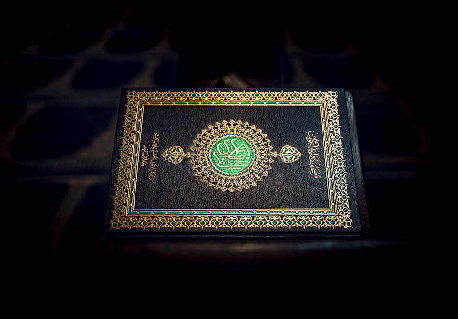 Foto sebuah naskah kuno kitab hadits yang terbuka di atas meja kayu dengan pencahayaan hangat dari jendela masjid, menunjukkan suasana studi keislaman yang klasik dan mendalam.