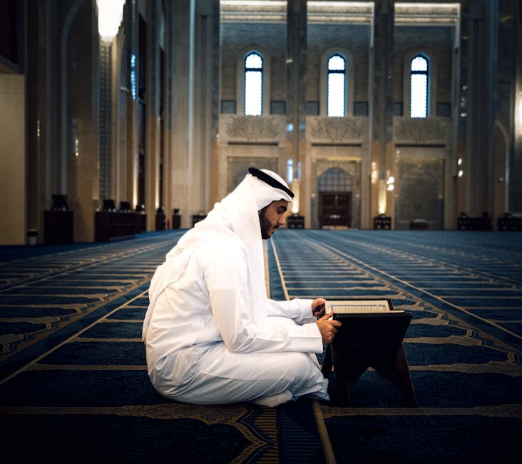 Foto sebuah mushaf Al-Quran kuno dengan tulisan kaligrafi yang indah, diletakkan di