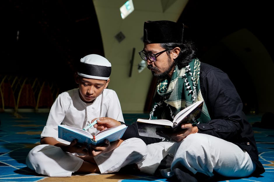 Foto sebuah naskah kuno kitab hadis dengan tulisan kaligrafi Arab yang indah di atas meja kayu tua, dikelilingi oleh tumpukan kitab-kitab klasik di dalam perpustakaan yang diterangi cahaya temaram dari jendela masjid.