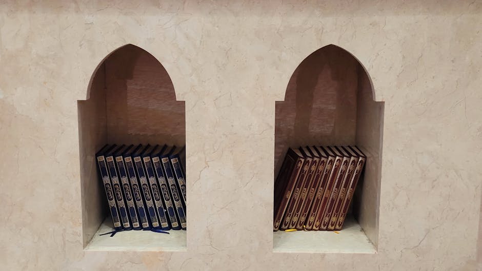 Foto sebuah manuskrip hadits kuno dengan tinta emas di atas meja kayu perpustakaan klasik yang dikelilingi oleh ribuan kitab kuning, menciptakan suasana keilmuan yang mendalam dan berwibawa.