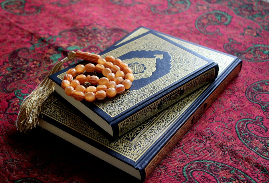 Foto sebuah naskah kuno kitab hadits yang terbuka di atas meja kayu dengan pencahayaan hangat, dikelilingi oleh tumpukan kitab-kitab klasik di sebuah perpustakaan Islam tradisional yang tenang.