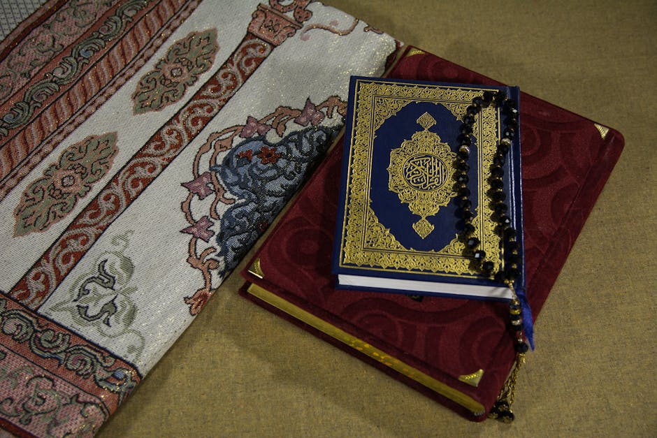 Foto sebuah naskah kitab kuning klasik yang terbuka di atas meja kayu dengan pencahayaan hangat, dikelilingi oleh tumpukan buku-buku referensi Islam di sebuah perpustakaan yang tenang dan berwibawa.