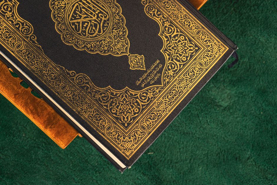 Dekonstruksi Makna Al-Ghuraba: Analisis Komprehensif Teologi, Tafsir, dan Eskatologi Hadis tentang Keterasingan Pengemban Sunnah di Era Kontemporer