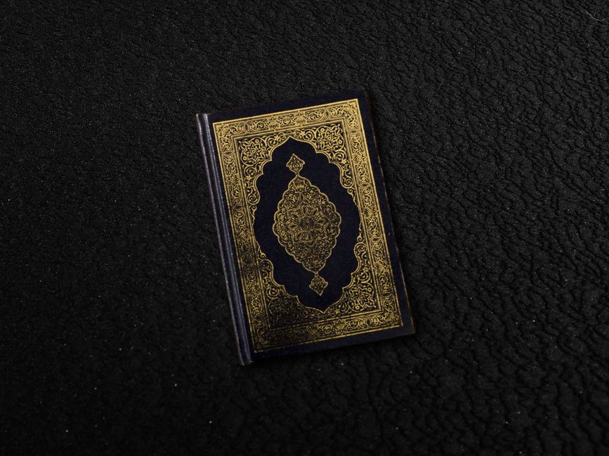 Hakikat Khusyu dalam Shalat: Analisis Komprehensif Tafsir Al-Mu'minun, Hadis Ihsan, dan Fiqih Kehadiran Qalbu