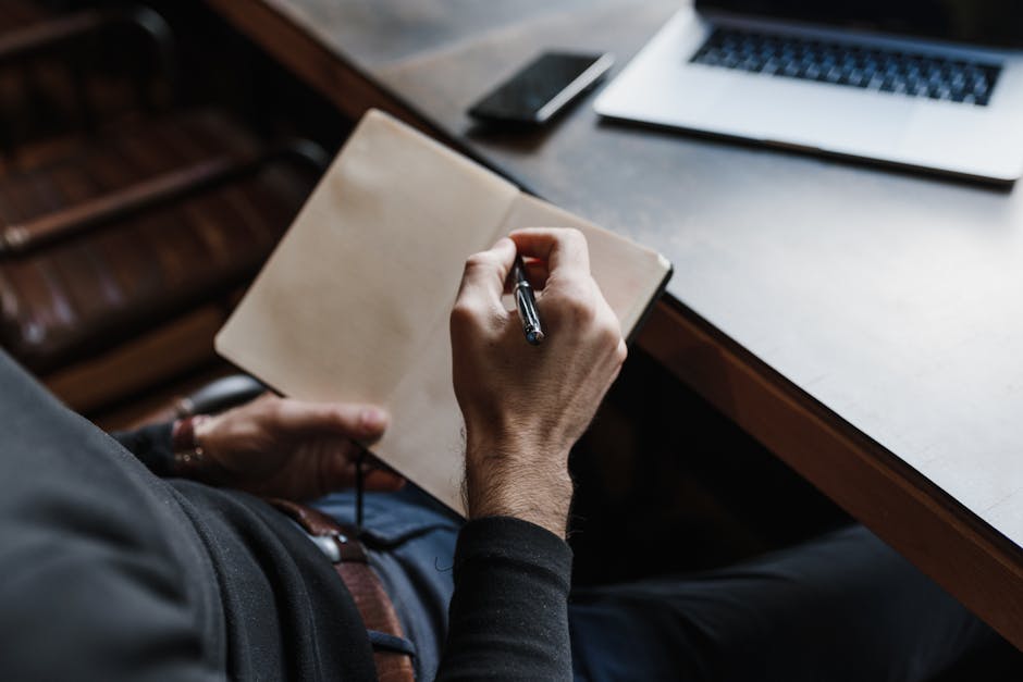 Ilustrasi seorang pemuda Muslim yang sedang menatap layar ponsel dengan refleksi cahaya biru di wajahnya, sementara di latar belakang terdapat siluet kaligrafi Arab yang memudar, melambangkan perpaduan teknologi dan tradisi spiritual.