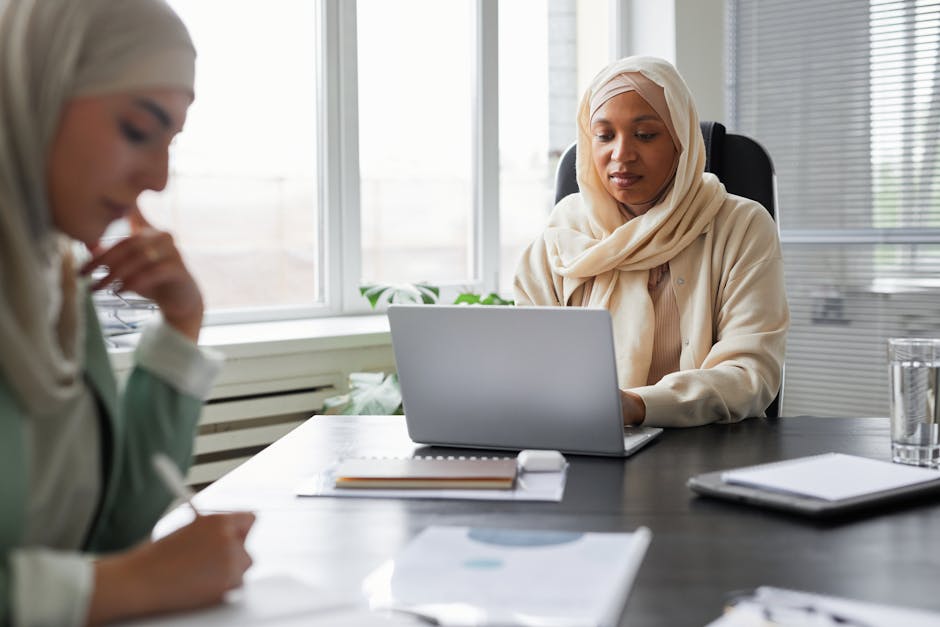 Ilustrasi seorang pemuda Muslim yang sedang menatap layar ponsel dengan refleksi cahaya yang membentuk kaligrafi Arab samar di latar belakang, melambangkan pencarian makna di dunia digital.