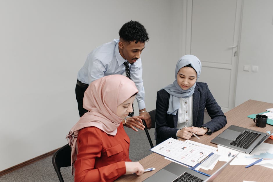 Ilustrasi seorang pemuda Muslim yang sedang menatap layar gawai dengan latar belakang cahaya digital yang membentuk kaligrafi Arab abstrak, melambangkan perjumpaan teknologi dan spiritualitas.