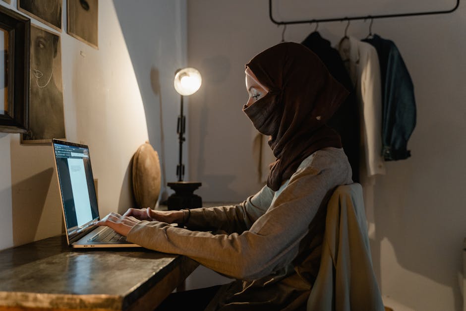 Ilustrasi seorang pemuda Muslim sedang menatap layar gawai dengan latar belakang grafik data digital yang membentuk kaligrafi Arab samar, melambangkan integrasi iman dan teknologi.