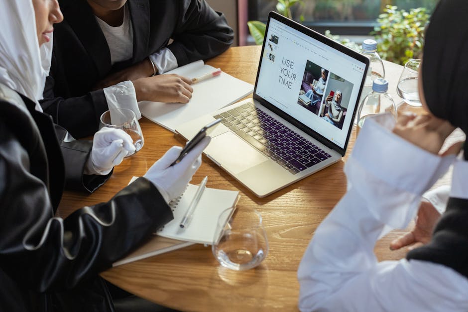 Ilustrasi seorang pemuda Muslim yang sedang menatap layar gawai dengan latar belakang cahaya lembut, mencerminkan perenungan mendalam di tengah hiruk-pikuk dunia digital.