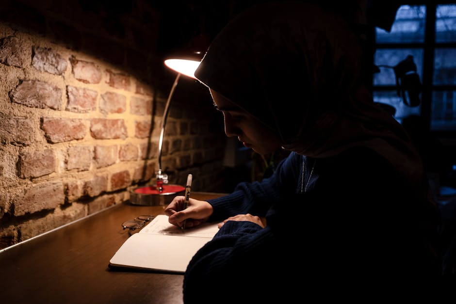 Ilustrasi seorang pemuda Muslim yang sedang menatap layar gawai dengan latar belakang cahaya digital yang membentuk siluet masjid dan mushaf Al-Qur'an, melambangkan pencarian spiritual di era modern.