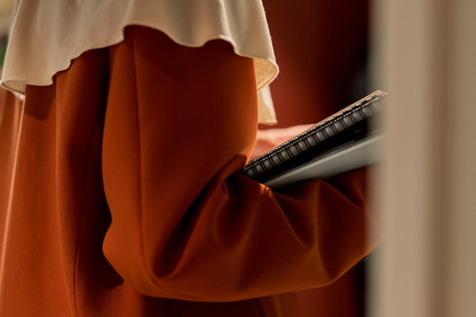 Ilustrasi seorang pemikir Muslim yang sedang menelaah kitab suci di samping sebuah perangkat tablet digital, melambangkan perpaduan antara tradisi keilmuan klasik dan kemajuan teknologi modern.