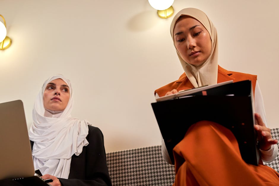 Ilustrasi seorang pemuda Muslim yang sedang menatap layar gawai dengan latar belakang cahaya lembut yang membentuk siluet kaligrafi Arab, melambangkan perpaduan antara teknologi modern dan nilai-nilai spiritual tradisional.