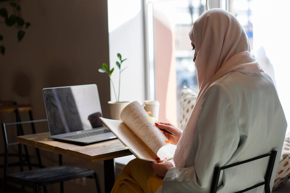 Ilustrasi seorang pemuda Muslim sedang menatap layar tablet yang menampilkan infografis keagamaan modern, dengan latar belakang perpustakaan kitab klasik yang hangat, melambangkan perpaduan antara tradisi keilmuan Islam dan teknologi digital modern.