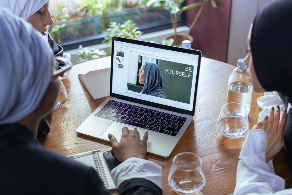 Menavigasi Arus Algoritma: Menyelamatkan Akhlak Generasi Z di Era Dakwah Digital